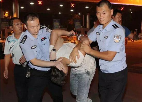 9月2日，犯罪嫌疑人钱雷某在宁波被抓捕归案并带回新乡。王敏摄