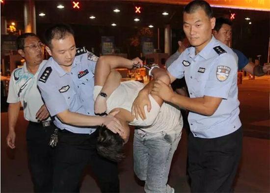 9月2日,犯罪嫌疑人钱雷某在宁波被抓捕归案并带回新乡。王敏摄