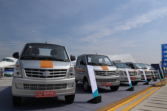 成功汽车全系车型亮相 首款SUV或年底上市