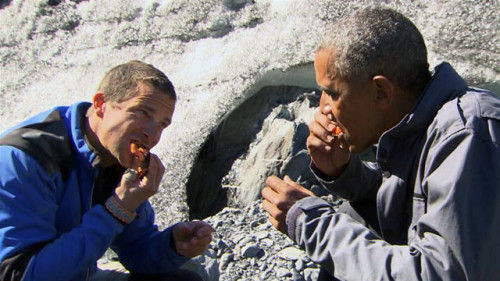 奥巴马和贝尔·格瑞斯在吃鲑鱼肉。
