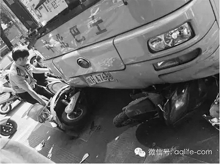 安庆公交车闹市失控冲向路人 因驾驶员突发疾