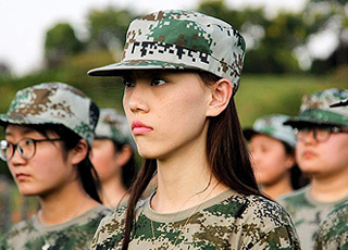 靓妹萌妹军训排排站