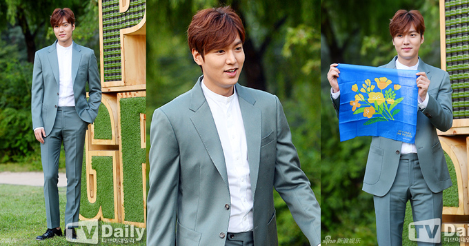 组图：李敏镐亮相 蓝西装配绿草地神采奕奕