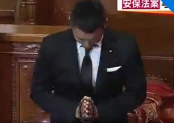 日在野黨議員穿喪服參加國(guó)會(huì)投票 祭拜安倍