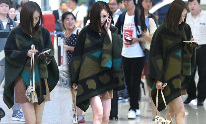 杨幂热裤秀美腿 围披肩玩手机辣妈范十足