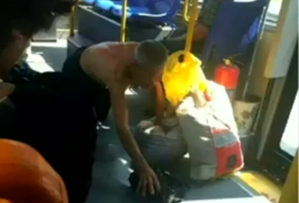 老人因弄脏公交车被司机驱赶 跪下脱衣擦地