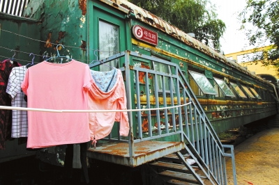 退役绿皮火车做宿舍 校方称为特色创新