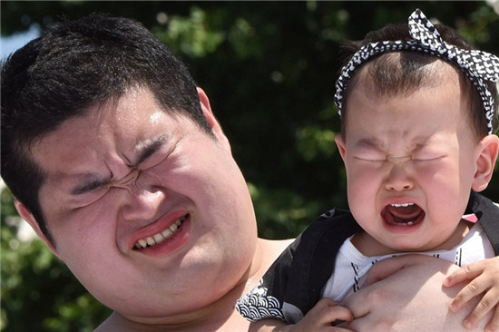 日本举行婴儿啼哭大赛 相扑选手狠心弄哭幼童