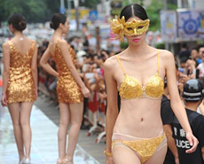 模特黄金内衣走金砖大道警察持枪保卫