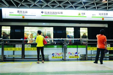 昨日轨交南京东路站站台上人流稀少 晨报记者