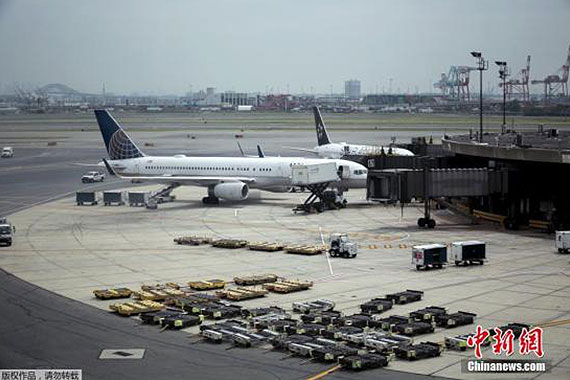 美联航机长途中猝死 副机长接手安全着陆