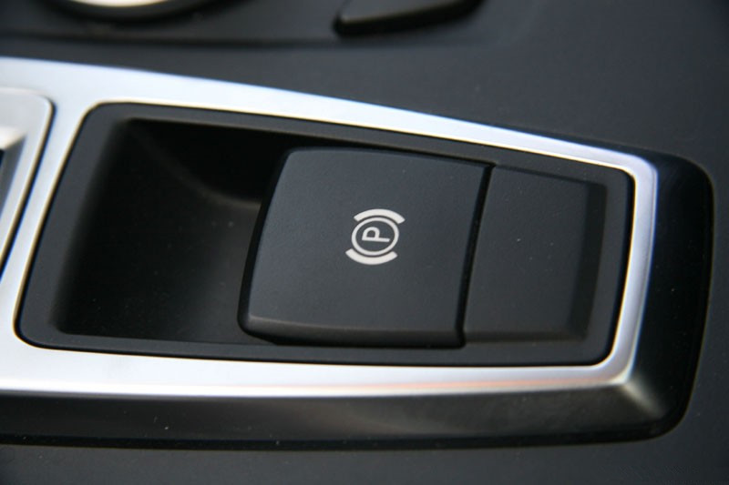 15万元带电子手刹车型，紧急情况能救命！