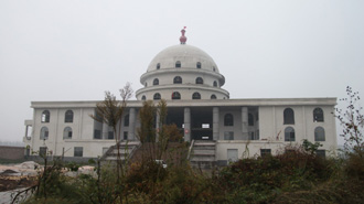 山东日照：寺院住持踩红地毯为楼盘开光