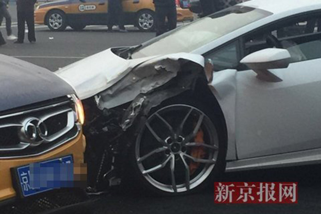 兰博工体北门连撞8车 司机确认酒驾超速