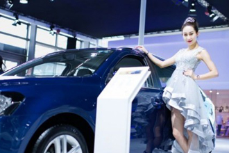 揭秘校花车模台前幕后的一天