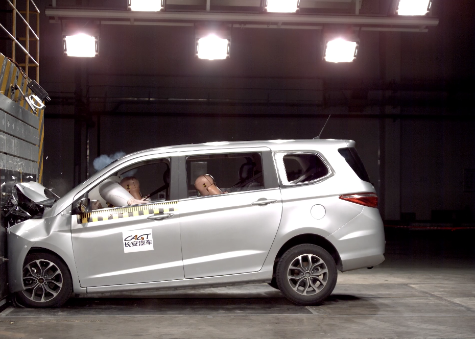 体验“长安欧尚超级测试员”安全碰撞测试