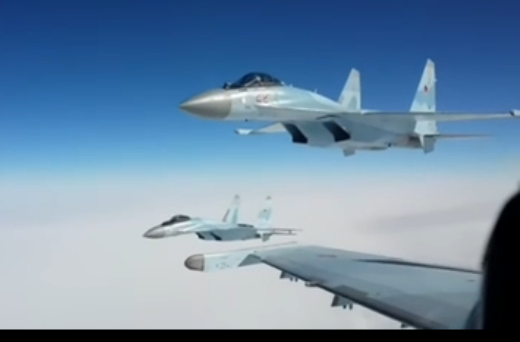 实拍俄苏-35战机千岛群岛演练 高速精准
