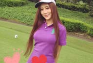 同济校花置身麦田神情陶醉