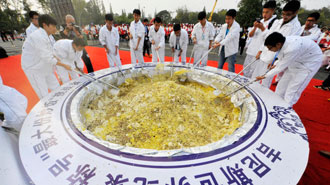 山东日照：寺院住持踩红地毯为楼盘开光