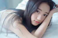 同济校花置身麦田神情陶醉