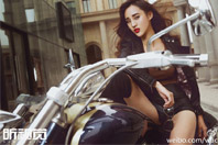 同济校花置身麦田神情陶醉