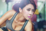 同济校花置身麦田神情陶醉