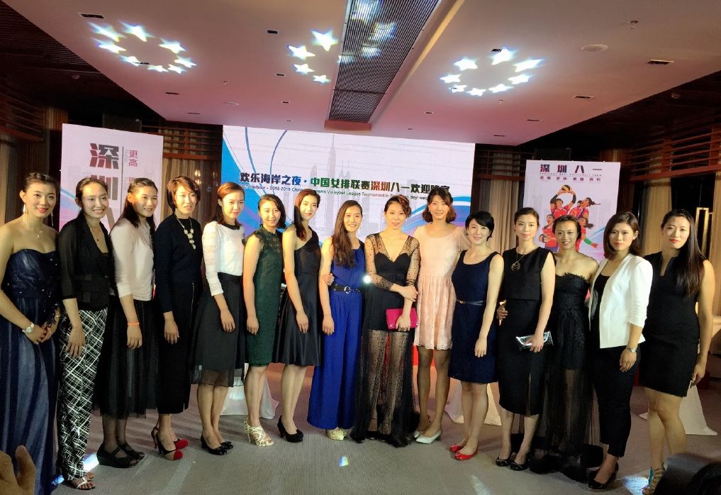  八一深圳女排晚装大合影