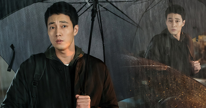 组图：韩星苏志燮拍夜雨戏 眼神忧郁迷人