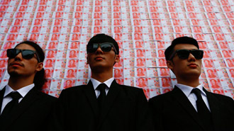 山东日照：寺院住持踩红地毯为楼盘开光