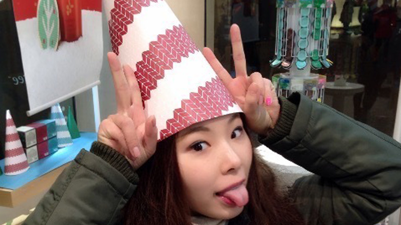 高低杠公主何可欣吐舌卖萌