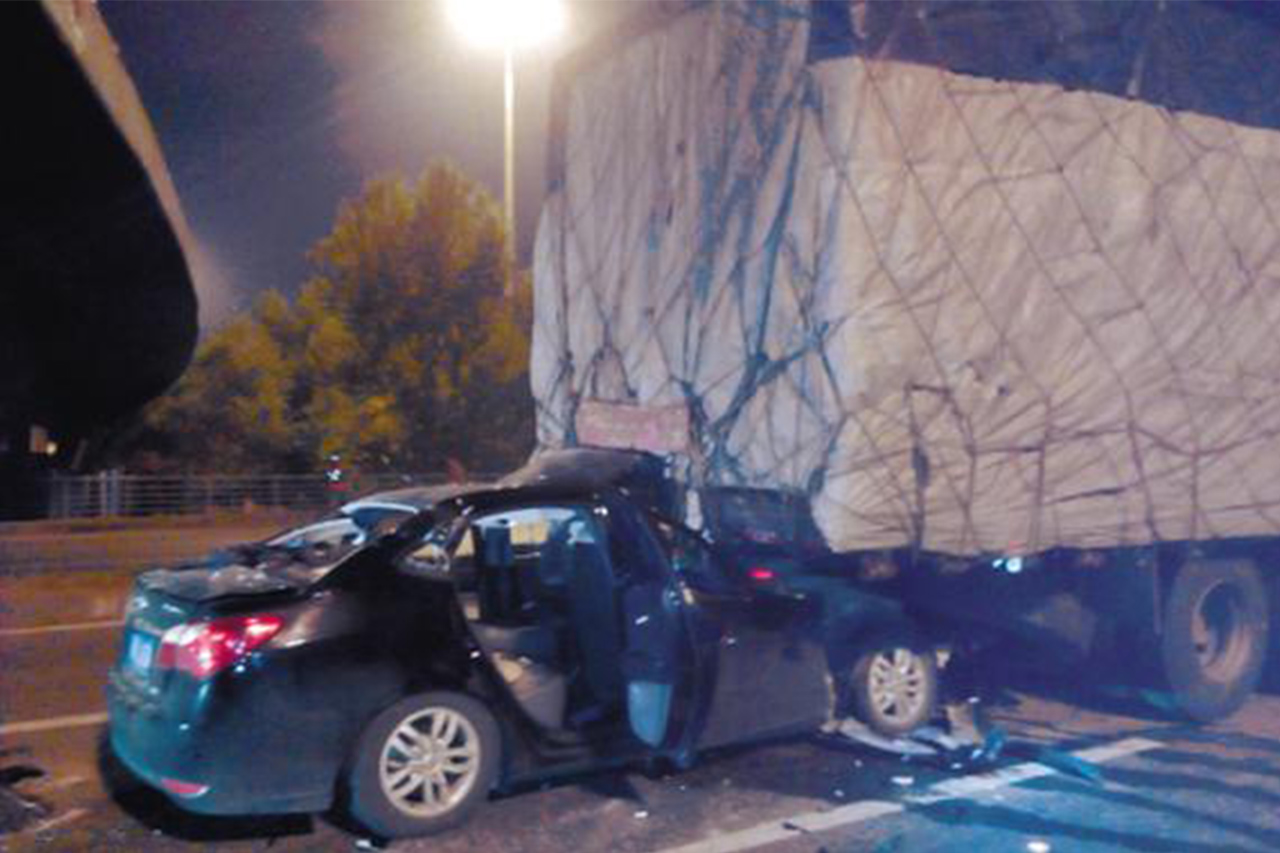 轿车追尾大挂车 救援时司机爆粗口骂消防