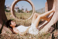 同济校花置身麦田神情陶醉