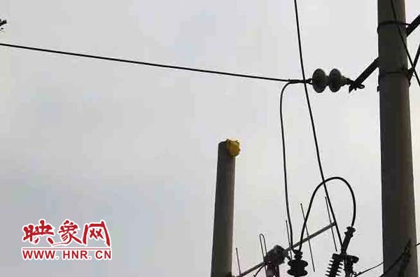 在被燒著的高壓線附近有爛的氣球皮