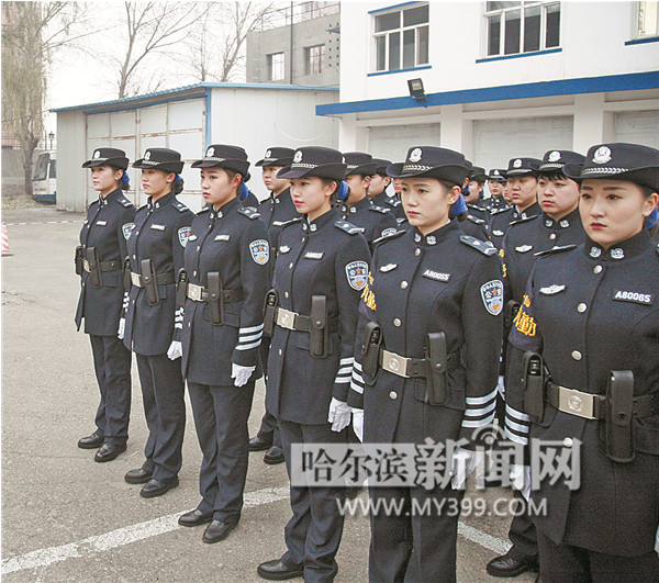 冰城女巡逻辅警着新冬装首秀 成街头新风景线