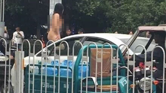 女子三天两次闹市裸奔