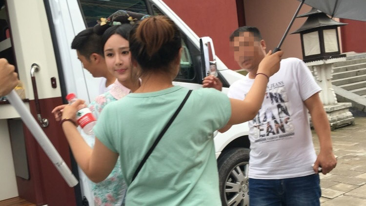 杨紫清装漂亮获助理打伞