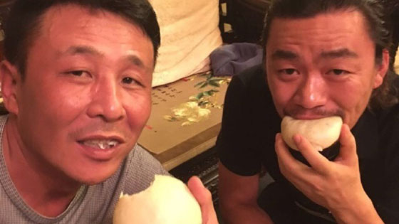 王宝强探望王楠老公喝酒露笑
