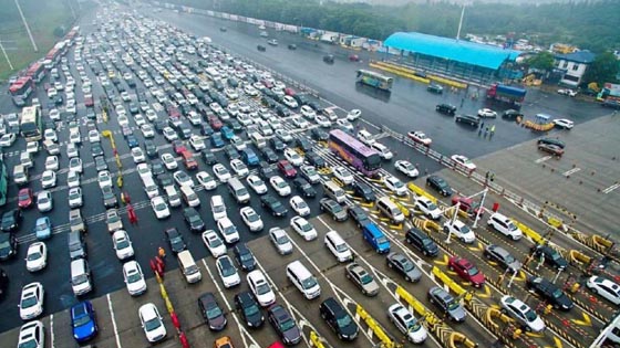 俯瞰国庆首日的高速公路