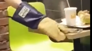 女孩逛街iPhone被烤化 維修師傅無能為力 iphone能耐多少度高溫？