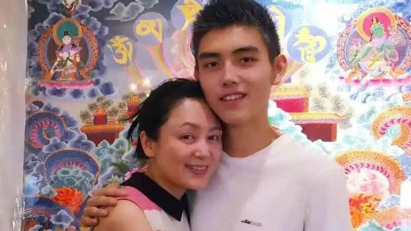 陈红与高颜值儿子合影