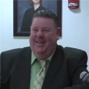 美国一城市最近审理了一起离奇案件。法官:. 来