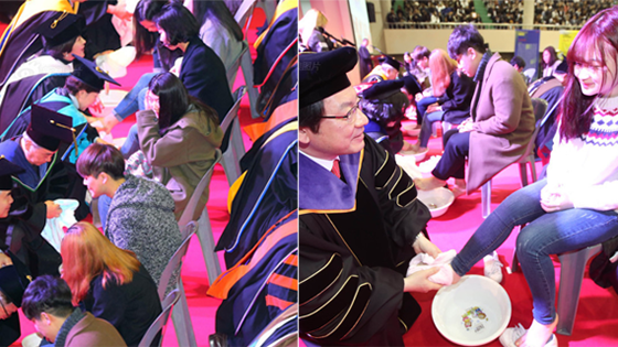 韩国大学校长教授为新生洗脚