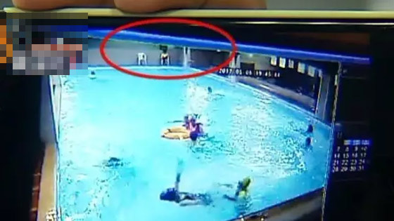 女子健身房游泳池內(nèi)溺水監(jiān)控曝光細節(jié) 救生員低頭玩手機玩忽職守