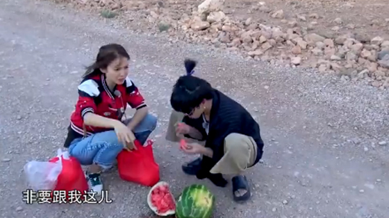 旅途的花樣華晨宇手滑摔瓜 金晨豪邁蹲路邊吃瓜