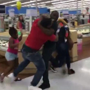 两家家长沃尔玛超市里打作一团 孩子哭喊. 来自