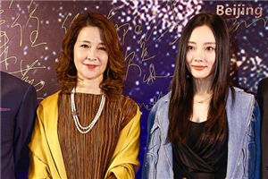 李小璐短裙露美腿 与母亲同框似姐妹