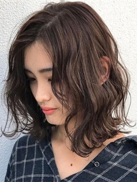 说到波浪卷短发,美发达人首推齐肩短发妹子选择,将头发烫成波浪卷可以