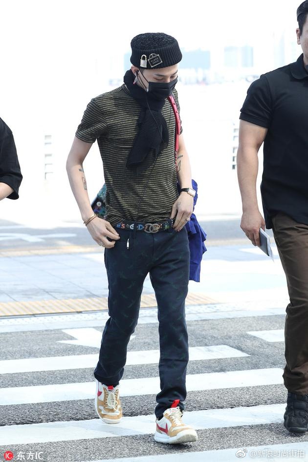 男神权志龙休闲搭配现身机场 简单又率性