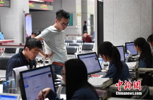 群众来到交通部门窗口咨询事项。王刚 摄