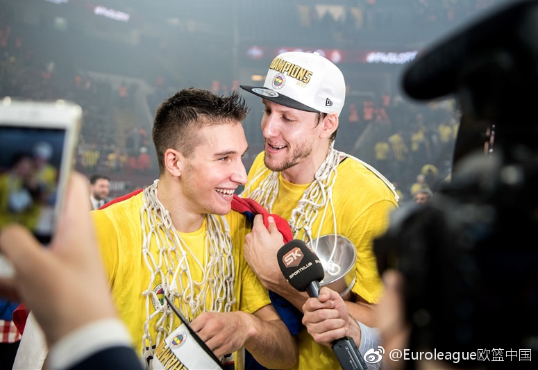 面对突如其来的‘袭击’,达托梅双手抱头,看着地上散落的发丝,脸上写满了哭笑不得的‘悲伤’,这戏剧性的一幕成了欧冠篮历史上的经典镜头。